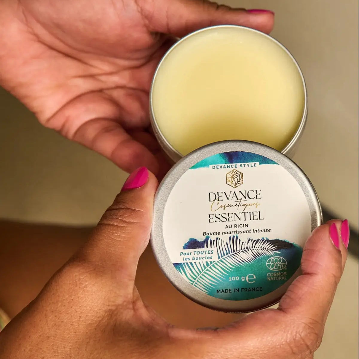 Pot ouvert du baume capillaire Devance montrant sa texture fondante et nourrissante