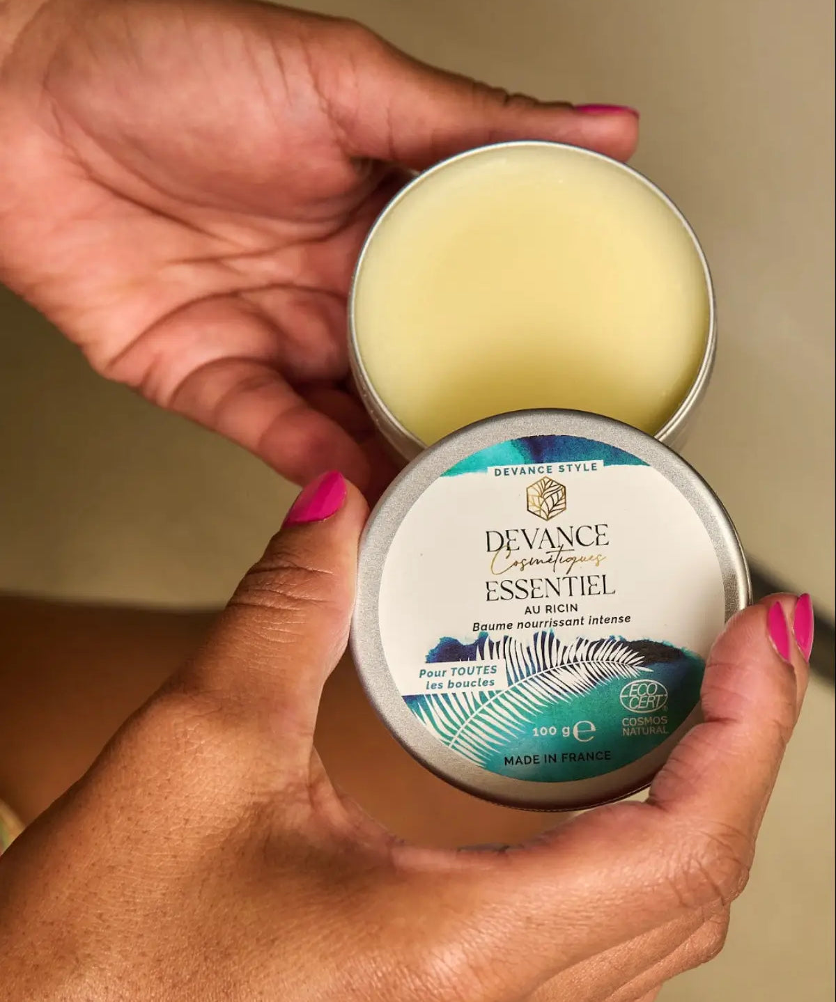 Pot ouvert du baume capillaire Devance montrant sa texture fondante et nourrissante